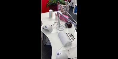 Auf diesem Foto von Nagelstudio-Betreiberin Sasha ­Mlakar ist die Plexiglasscheibe zu sehen, die als Schutzmassnahme gegen das Coronavirus in ihrem Geschäft aufgestellt wurde.