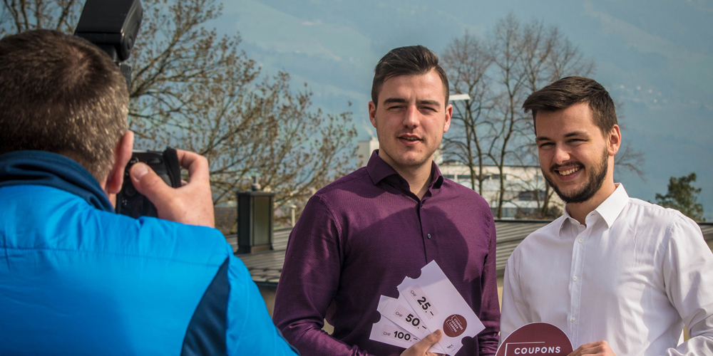 Fredrik Rüegg (r) und Mario Noser, zwei Jungunternehmer aus Uznach gründeten den Verein "Coupons gegen Corona"