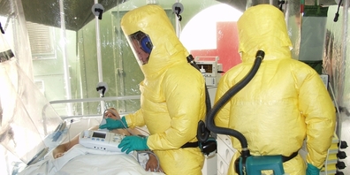 Ein Bild aus der jüngeren Vergangenheit: Die Behandlung von Ebola erfordert strikte Isolationsmassnahmen.