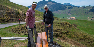 Erwin Winet und Werner Zibung bei der Instandstellung des Schwyzer Wanderwegnetzes.