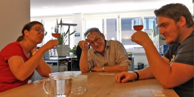 Unsere Redaktoren Lars Morger und Patrizia Baumgartner haben anlässich des Tags des Schweizer Bieres zusammen mit Chefredaktor Stefan Grüter (Mitte) verschiedene regionale Biere degustiert.