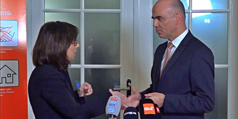 Missgeschick von Bundesrat Alain Berset, der nach der Pressekonferenz  wohl aus Gewohnheit Heidi Hanselmann, Präsidentin der Gesundheitsdirektion, die Hand schüttelt.