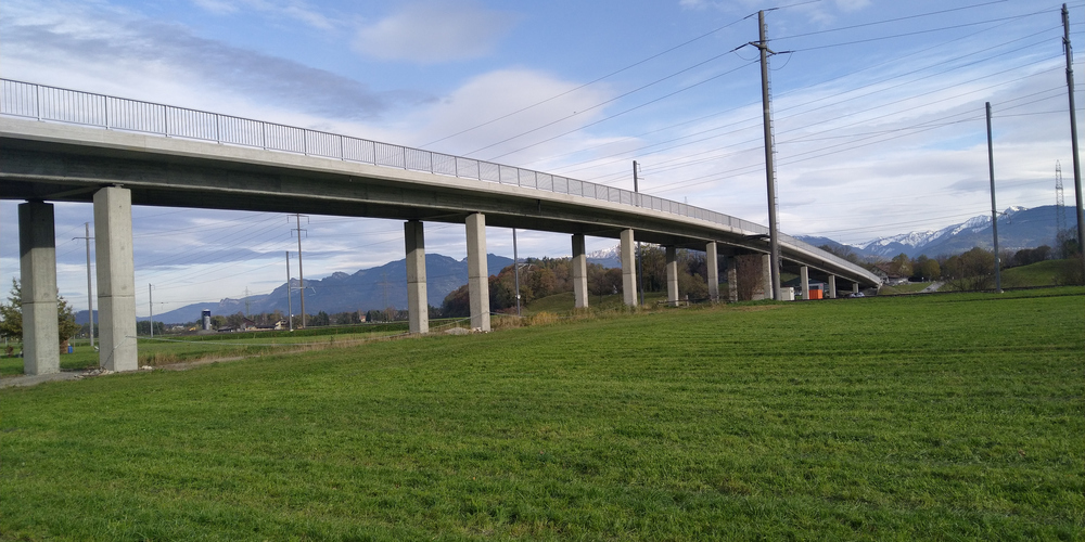 Die sanierte Brücke über die Bahnlinie und den Binnenkanal: Eines der abgeschlossenen städtischen Bauprojekte im letzten Jahr. 