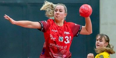 Rückraumspielerin Raphaela Steffek erzielt hier einen ihrer zwei Treffer. 