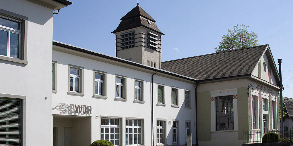 Nach dem Rekordumsatz 2022 kündigt die Elektrizitätswerk Jona-Rapperswil AG (EWJR) eine Strompreiserhöhung für 2024 an. (Bild: EWJR in Jona)