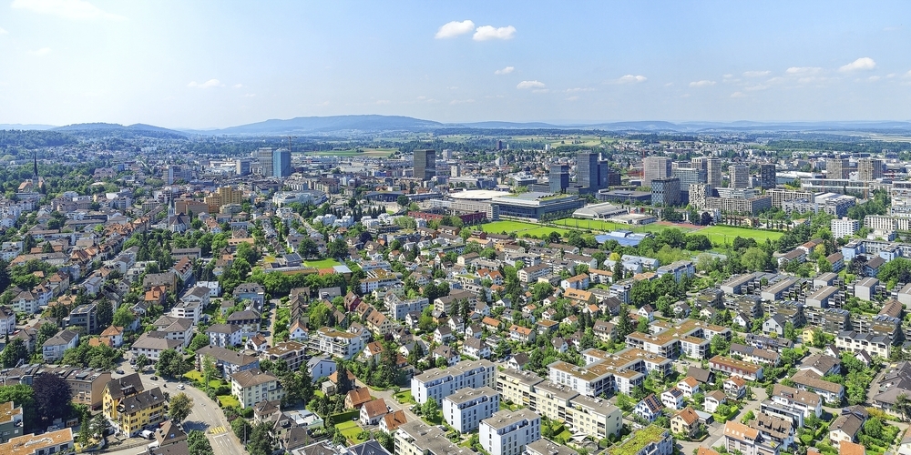 Vogelperspektive auf die Dächer von Zürichs Norden.