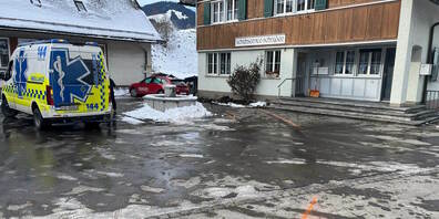 Der 57-Jährige prallte in Stein in zwei Hausfassaden.