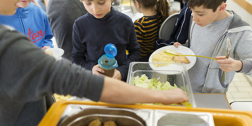 Mit der Umsetzung der Tagesschule sollen in der Stadt Luzern die Kinder den Mittag künftig in der Schule verbringen. (Symbolbild)