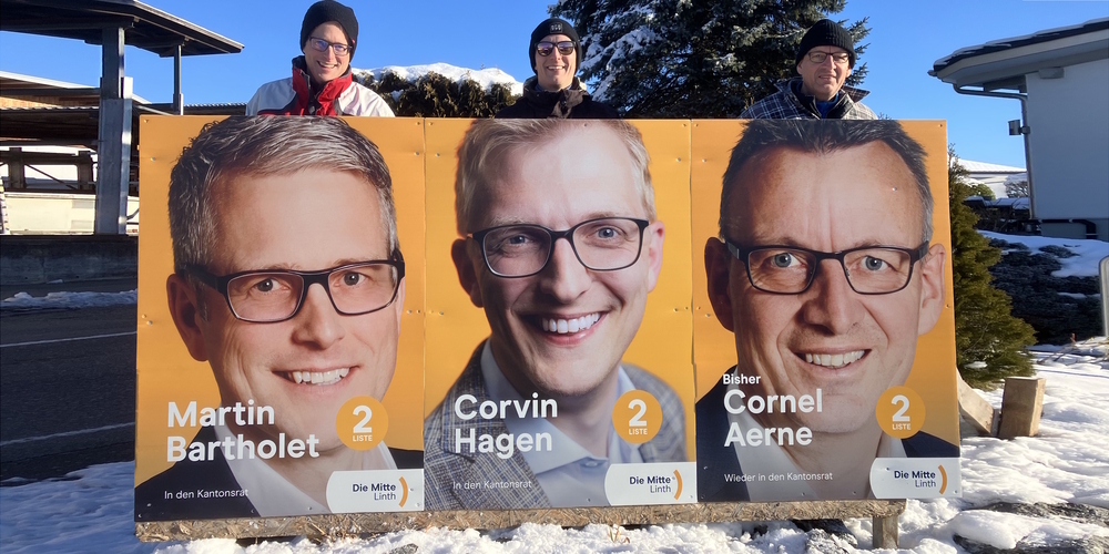 Die drei Eschenbacher Mitte-Kantonsratskandidaten mit hinter ihren Wahlplakaten (v.l.): Martin Bartholet, Corvin Hagen und Cornel Aerne (bisher).