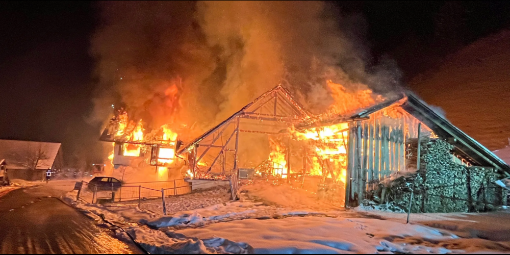Tragisch: Das Haus steht in Flammen.