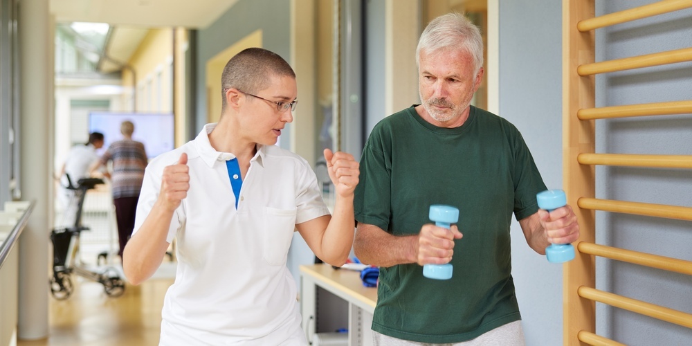 Ein Pflleger betreut einen Patienten in einem Spital. (Symbolbild)