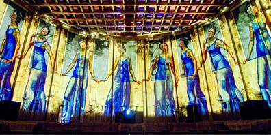 Anmutige Symmetrie: «Blick in die Unendlichkeit», 1916  gemalt von Ferdinand Hodler. Die Projektion erweitert die originalen fünf Frauen um ein paar mehr. 