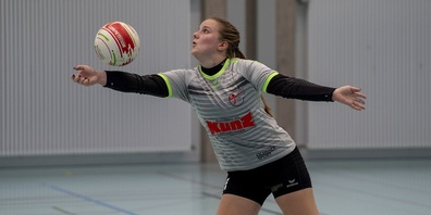 Ein Faustballerin während des Spiels. Die Faustballerinnen aus Kreuzlingen spielen am Sonntag 28. Januar 2024 wieder in Kreuzlingen.