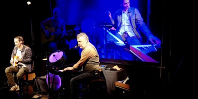 Die Riklin&Schaub Show auf zwei Ebenen erzählt. 