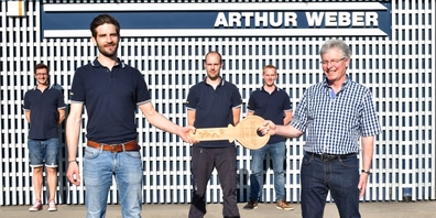 Hugo Gübeli (vorne rechts) übergibt den Schlüssel der Zausch AG an das Team um David Anderegg von der Arthur Weber AG.