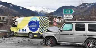 Die Ambulanz und der SUV waren nach der Kollision bei Thusis total beschädigt.