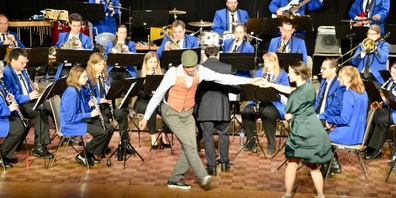 Das Tanzpaar Kindlimann und das Jugendensemble Wald begeisterten gemeinsam mit der Harmoniemusik.