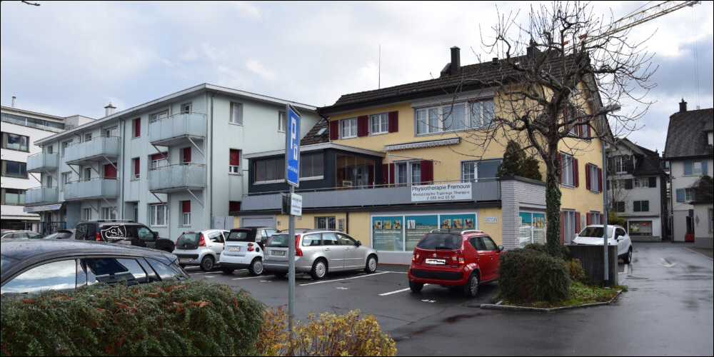 Der Verband Immobilien Schweiz (VIS) schlägt vor, kleineren Unternehmen, die wegen des Lockdwons schlissen mussten, die Miete zu erlassen. (Im Bild eine Praxis in Lachen: Stefan Grüter)