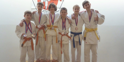 Die Gommiswalder U13- und U15-Kämpfer der Judo und Ju-Jitsu Schule Gommiswald mit gewonnenen Medaillen.