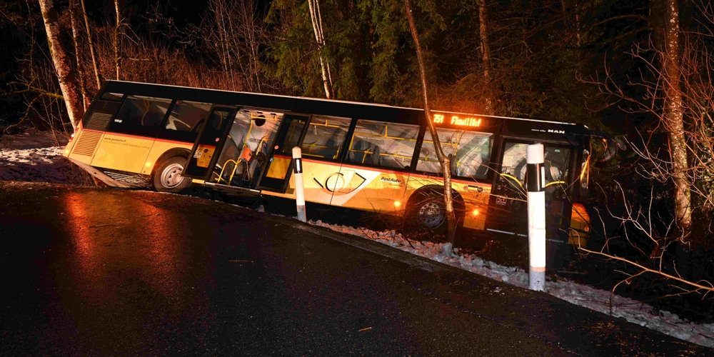 In einer Rechtskurve rutschte das Postauto über den Fahrbahnrand.