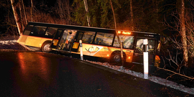 In einer Rechtskurve rutschte das Postauto über den Fahrbahnrand.