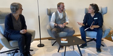 Im Bild v.l.: Die Fragerunde mit Jolanda Erismann (Leiterin Bibliothek Uzwil ), Robert Signer (Schriftsteller) und Ingrid Markart (Geschäftsführerin SeniorenZentrum Uzwil).