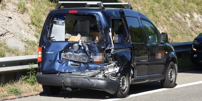 Dieser Lieferwagen war auf der A15 bei Rapperswil-Jona in eine Auffahrkollision verwickelt und erlitt einen Totalschaden.