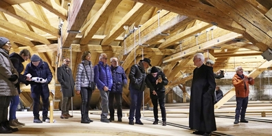 Pater Lorenz (r.) erzählte spannende Geschichten über den Dachstuhl des Kloster Einsiedeln.