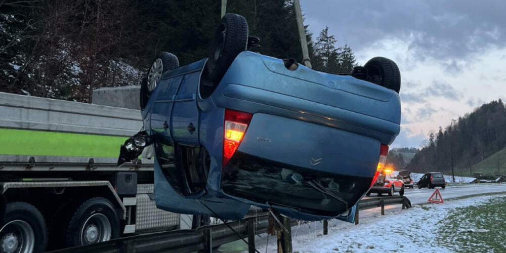 Am Dienstagmorgen kam in Schötz LU ein Auto von der Strasse ab und stürzte in einen Bach.