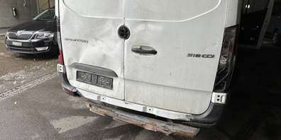 Das Heck des Lieferwagens war stark in Mitleidenschaft gezogen.