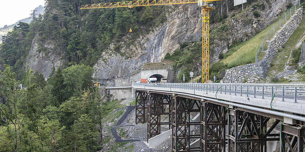 Im Gebiet Gumpisch wurde bereits eine provisorische Hilfsbrücke für die Bauphase der neuen Axenstrasse erstellt. (Archivbild)
