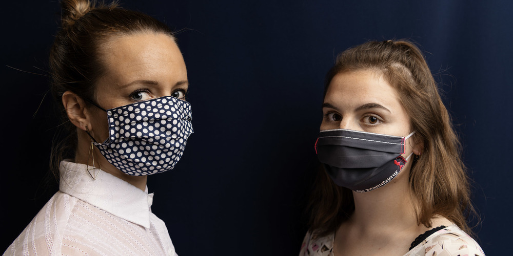 Die Manufaktur GmbH und Bischoff Textil AG spannen zusammen und produzieren Masken. (Bild: Nik Roth)