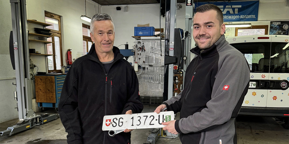 Generationenwechsel in der Büelgarage: Nach über 40 Jahren Geschäftstätigkeit übergibt Silvano Borghi (links) die Garage seinem langjährigen Mitarbeiter Alfred Selmani.