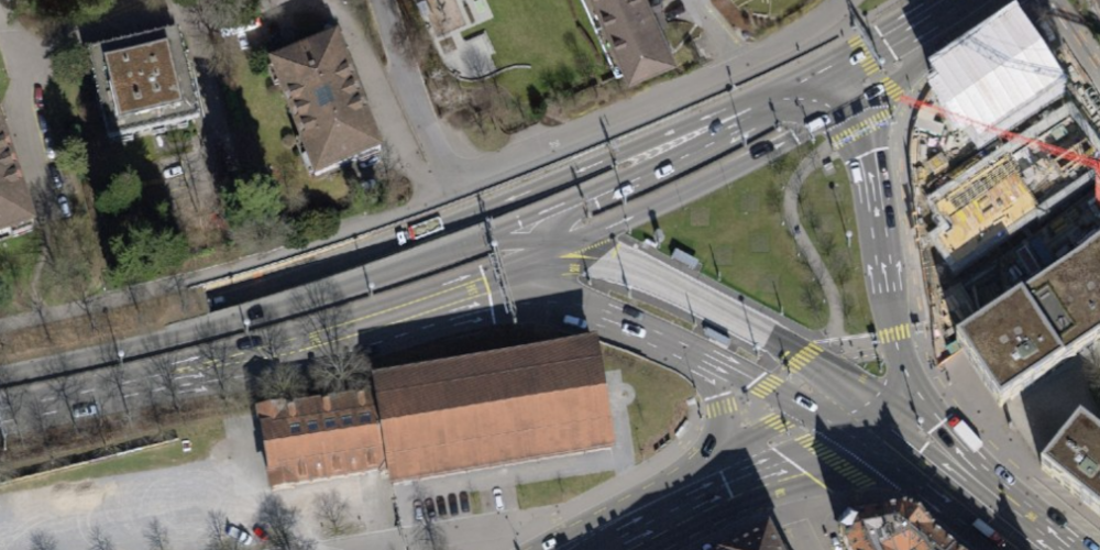 Dank gemeinsamer Planung können Verkehrsbehinderungen während der Strasseninstandstellungsarbeiten beim Verkehrsknoten minimiert werden. 