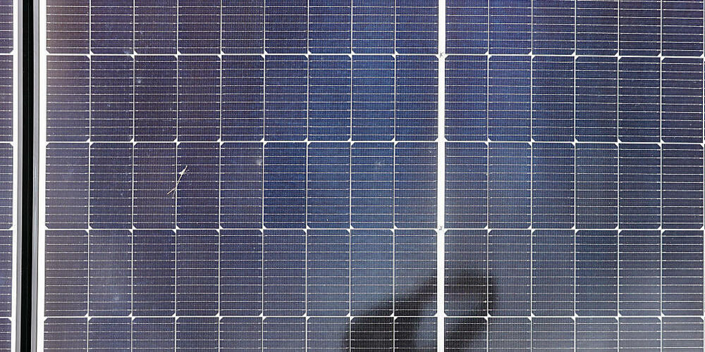 Die Swisspearl in Niederurnen will mit der geplanten Solar-Grossanlage auf ihren Hallendächern bis zu 50 Prozent ihres Strombedarfs decken. (Symbolbild)