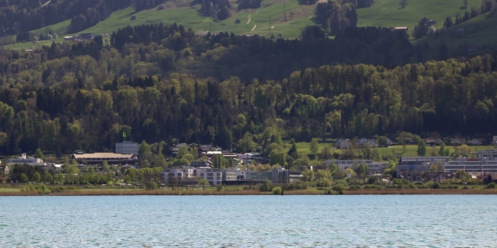 Vier Sterne. Sicht auf den Zürichsee. Im Herzen der Schweiz. Das Seedamm Plaza in Pfäffikon SZ.