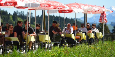 Gedeck an Gedeck wie hier letztes Jahr auf der Sattelegg wird es in den Restaurants vorerst nicht geben. Maximal vier Personen und Abstand zwischen den Tischen sind gefordert. Was sonst noch beachtet werden muss, erfahren die Wirte erst nächste Woche. (Bild: Franz Feldmann)