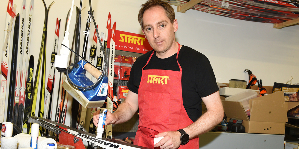 David Brotzer aus Altendorf präpariert die Skis für eine finnische Wachsfirma an grossen internationalen Langlauf-Wettkämpfen. Lächerlich findet er die neue Regelung bezüglich Fluor, denn nur gerade zwischen 300 und 600 Gramm davon würden in der ganzen Wachsindustrie weltweit jährlich gebraucht. (Bild: Franz Feldmann)