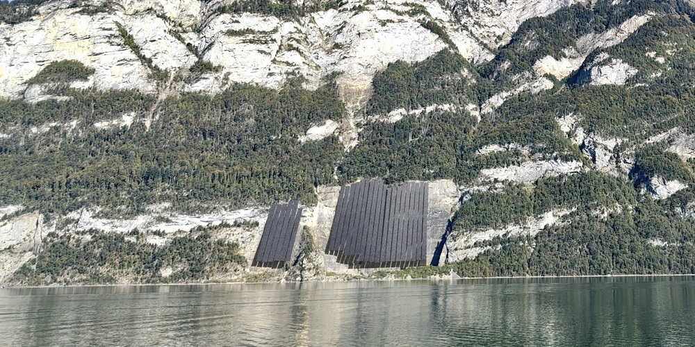 Anstelle des bisherigen modernen und visuell ansprechenden  Designs des Projekts präsentierten die Verantwortlichen eine  phantasielose, hingeklotzte Montage von Solarpanels als «technisch machbare» Endversion.