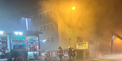 In Buchs SG ist am Mittwochabend ein Brand in einem Recyclingbetrieb ausgebrochen. Das Feuer brachte Rauch und unangenehmen Geruch über die Gemeinde. Die Löscharbeiten dauerten an.
