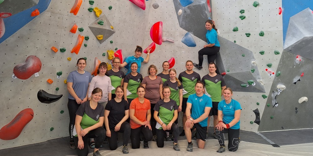 Das Bouldern ausprobiert: Mitglieder des Leiterteams, der Spoko  und des Vorstands des TV St. Peterzell.