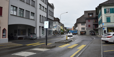 Erhält diese Woche einen neuen, lärmarmen Deckbelag: die Glarnerstrasse in Siebnen im Abschnitt Grosskreisel bis Schulhaus. (Bild: Franz Feldmann)