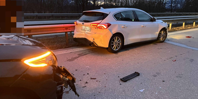 Auf der A13 sind drei Autos miteinander kollidiert.