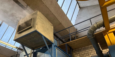 Aus der Filteranlage einer Firma begann es am Mittwoch plötzlich zu rauchen.