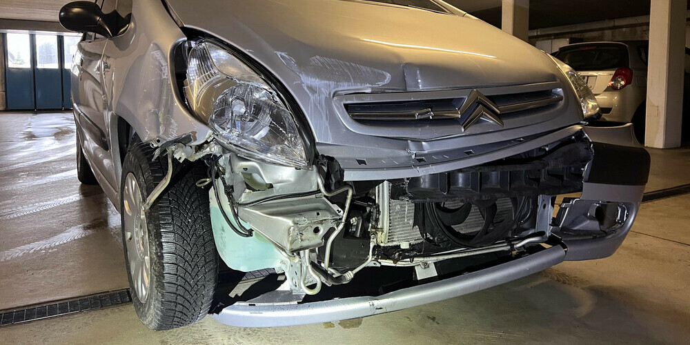 Der Rentner hinterliess mit seinem Auto eine Spur der Verwüstung. Er ist seinen Führerausweis los und muss eine Blut- und Urinprobe abgeben.