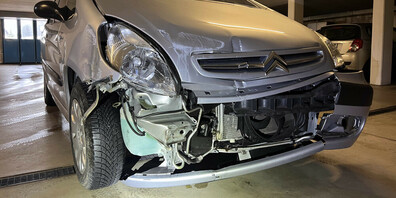 Der Rentner hinterliess mit seinem Auto eine Spur der Verwüstung. Er ist seinen Führerausweis los und muss eine Blut- und Urinprobe abgeben.