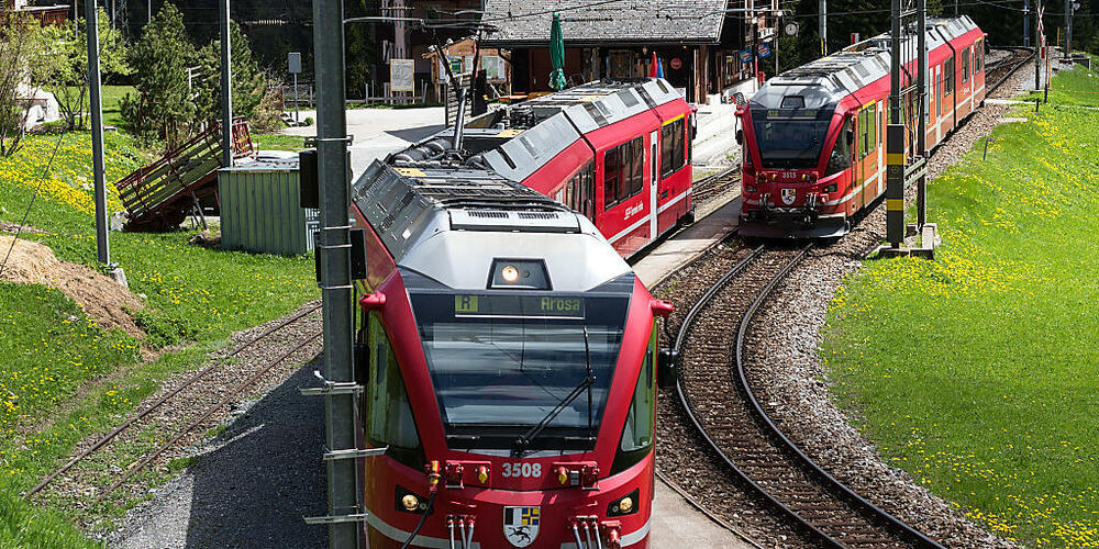 Die RhB muss wegen Lokpersonalmangel drei Prozent ihrer Zugleistungen ersetzen. Betroffen ist unter anderem die Linie von Chur nach Arosa. (Archivbild)
