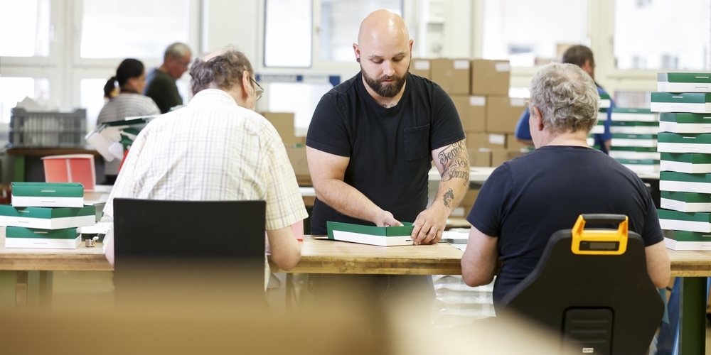 Arbeitsagoge Krenar Jones Schibli (Mitte) arbeitet mit beeinträchtigten Menschen in einer geschützten Werkstatt und plädiert für mehr Inklusion.