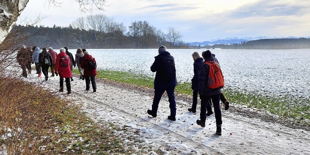 Gemeinsam unterwegs in der  winterlichen Landschaft.