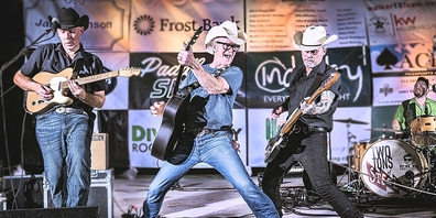 Die US-amerikanische Rockabilly- und Texas-Country-Band Two Tons of Steel wurde schon 1990 gegründet. Von der Zeitung «San Antonio Current» wurde die Truppe schon mehrfach zur «Best Country Band» gewählt.